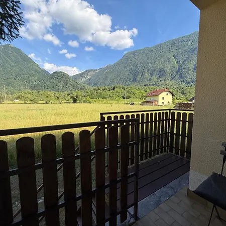 شقة Soca River